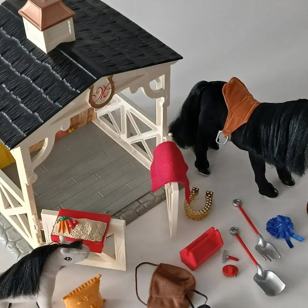 Madeline Horse Stable with Violette pony & Clementine horse